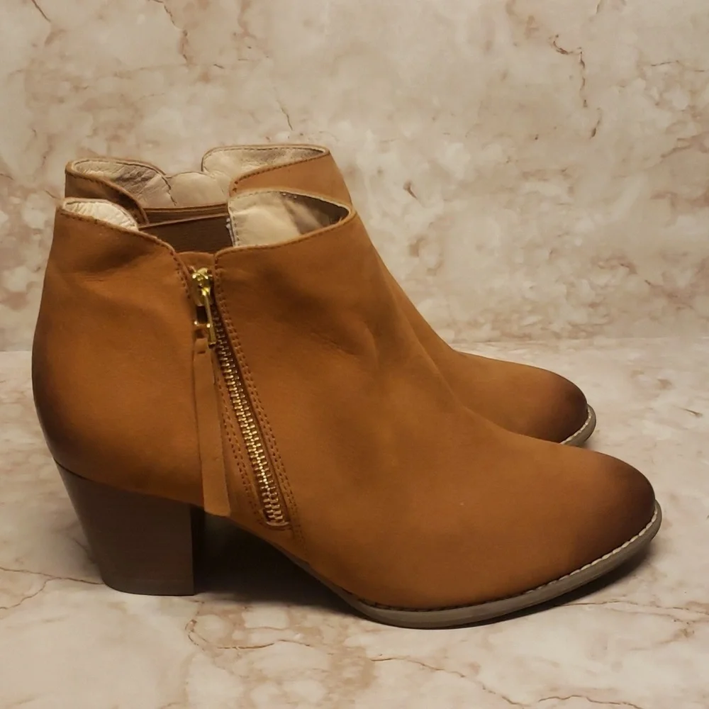 Vionic low heel ankle zip women's boots size 9